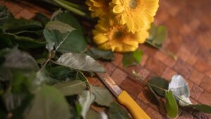 Composition florale pendant la formation ou le stage de fleuriste à Toulouse