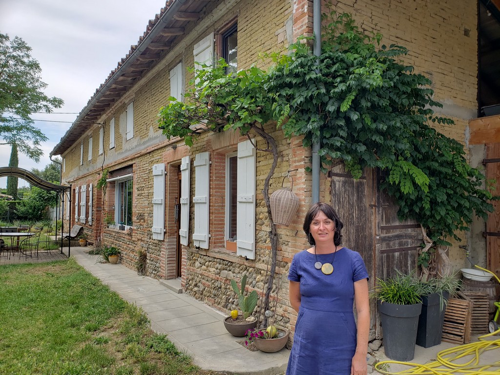 Anne-Catherine IBRAC, relieur doreur vers Toulouse devant son atelier
