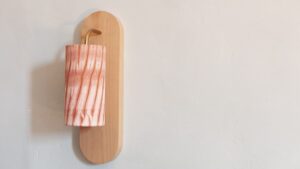 Applique décorative en laine dans l'atelier de tisserand pendant le stage