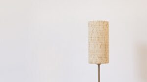 Lampe en laine dans l'atelier de tisserand pendant le stage