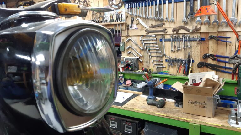 Stage dans l'atelier pendant la formation mécanique moto