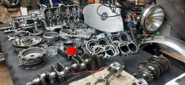 Moteur démonté pendant la formation ou stage mécanique moto