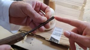 Outil de sculpteur pendant les cours et le stage d'initiation de sculpture sur bois