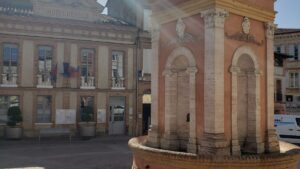 Place du village où se déroule les cours et le stage d'initiation de sculpture sur bois