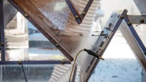 Concassage du cacao pour le chocolat pendant le stage avec un chocolatier dans un atelier de chocolaterie en méthode Bean to Bar