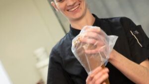 Léa Vazquez, artisane chocolatier qui propose un stage en chocolaterie dans le Béarn