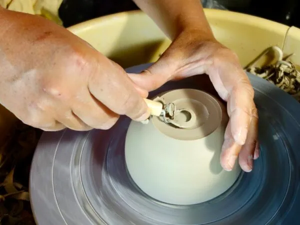 Formation tournage céramique et poterie avec une céramiste dans le Gard vers Montpellier