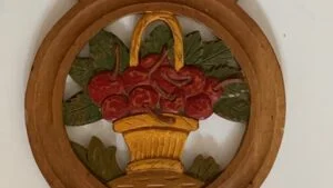 Sculpture de panier garni dans un atelier d'ébéniste pendant un stage d'initiation au bois