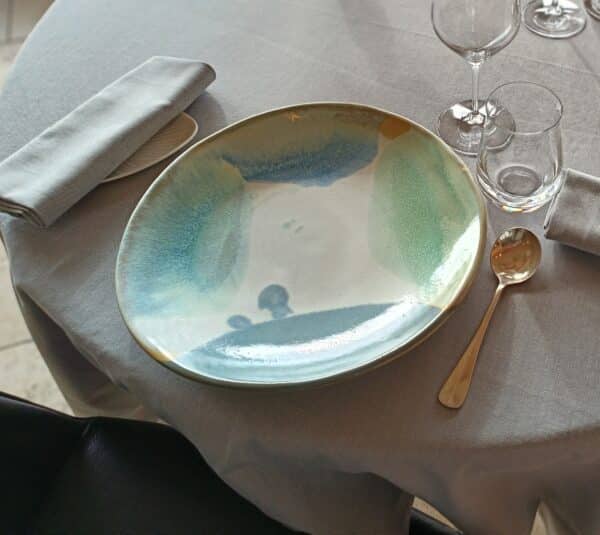 Formation céramiste en Vendée - assiette lors d'une mise en scène