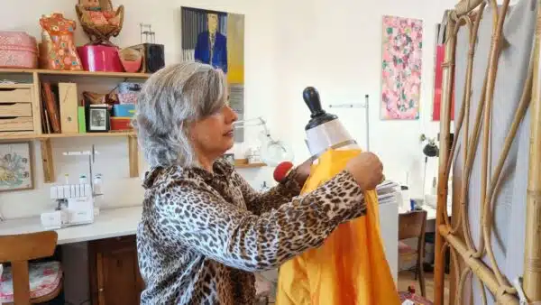Vêtement sur un buste pendant la formation couture avec une couturière styliste à Toulouse en Occitanie