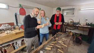 Jean-Camille Duvillaret avec des stagiaires pour la réalisation d'une colombe pendant l'atelier de sculpture sur bois proche de Genève