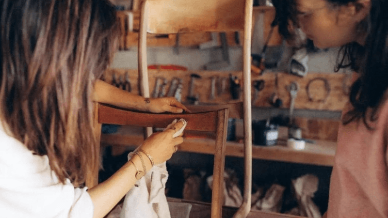 Stage en atelier pour restaurer des meubles anciens et objets d’art avec des techniques artisanales.