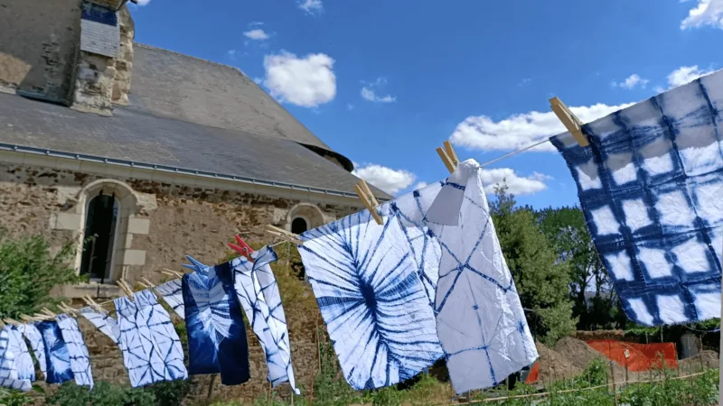 Stage teinture pour apprendre les techniques de teinture sur tissus et vêtements dans l’atelier d’un teinturier.