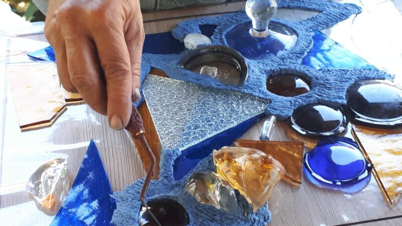 Stage verrerie pour apprendre à souffler et façonner le verre artisanalement dans l’atelier d’un verrier.