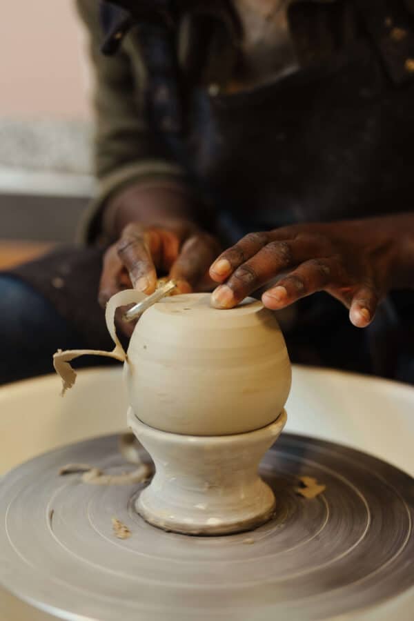 Tournage en céramique pendant la formation poterie ou les cours avec une céramiste à Lille dans le Nord, Hauts-de-France