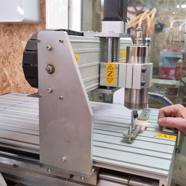 Machine de découpe et gravure dans un atelier de luthier