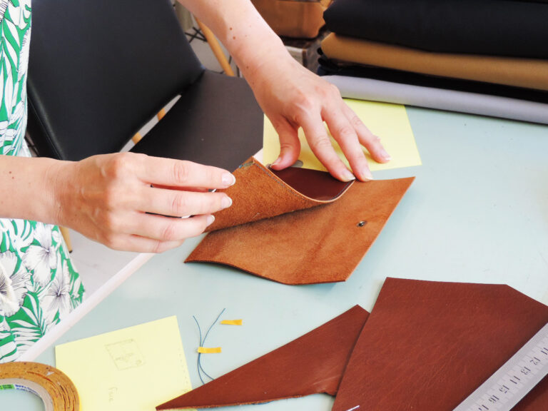 Lire la suite à propos de l’article Maroquinerie, sellerie et gainerie : métiers du cuir, différences et savoir-faire
