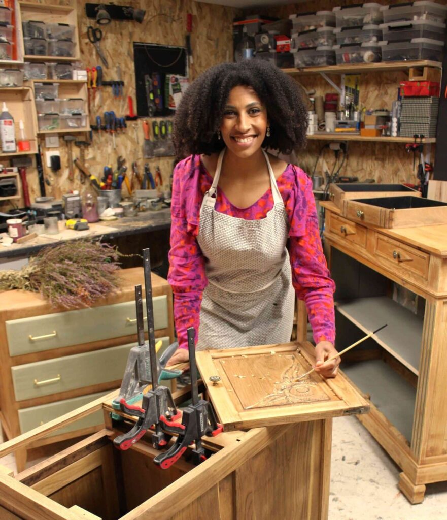 Lisa dans son atelier de restauration de meuble