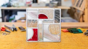 Atelier sertissage vitrail traditionnel au plomb