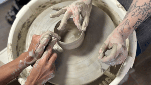 Geste au cours de la formation céramique et poterie à Toulouse