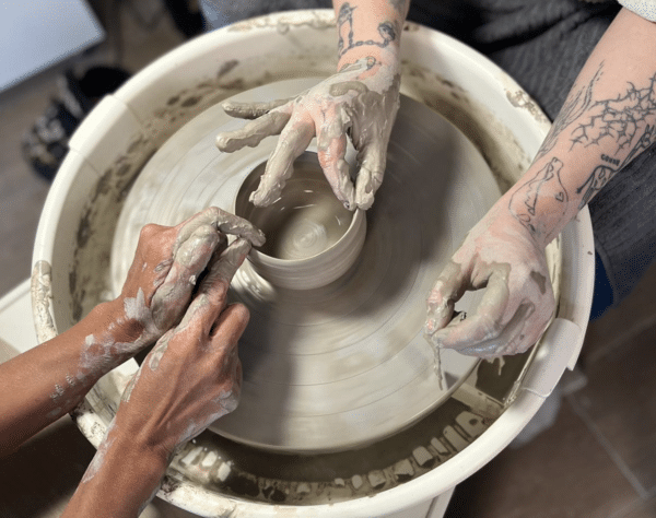 Geste au cours de la formation céramique et poterie à Toulouse