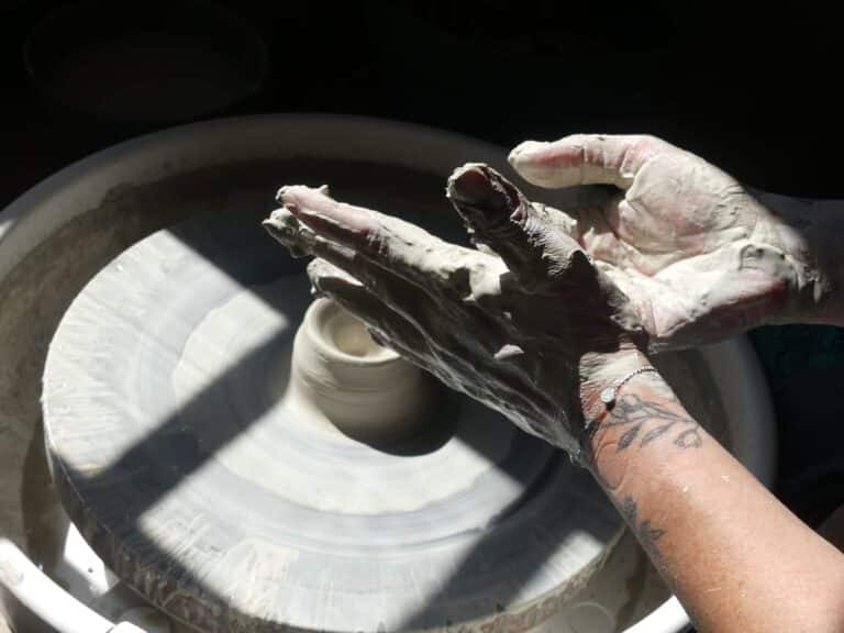 Lire la suite à propos de l’article Tournage, modelage ou émaillage : quelle spécialisation choisir en céramique ?