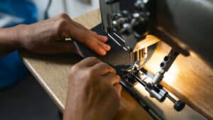 Couture à la machine industrielle, formation maroquinier à Nantes