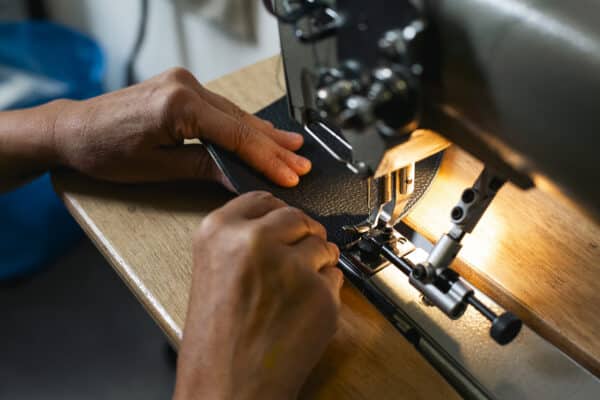 Couture à la machine industrielle, formation maroquinier à Nantes