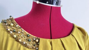 Col robe de soirée brodée jaune, formation couture à Angers
