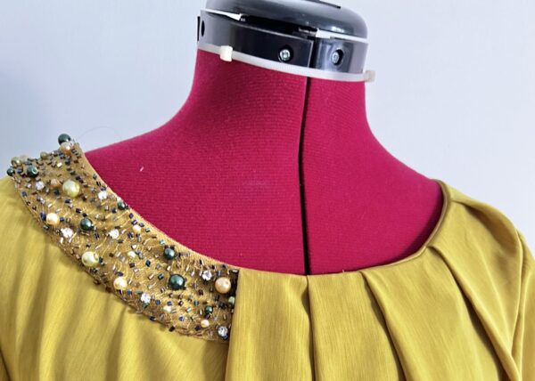 Col robe de soirée brodée jaune, formation couture à Angers