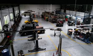 Atelier vu de haut pendant la formation mécanique automobile vers Paris