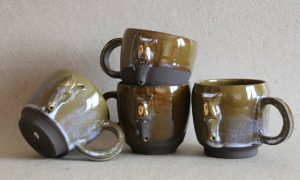 Tasses pendant la formation céramique et poterie avec une céramiste en Nouvelle Aquitaine