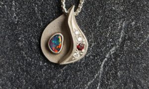 Pendentif goutte dorée formation Bijouterie option Sertissage dans les Vosges