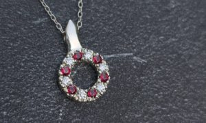 Pendentif cercle rubis formation Bijouterie option Sertissage dans les Vosges