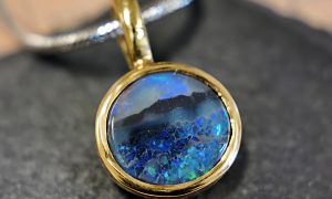 Pendentif rond bleu Formation Bijoutier option Bijouterie Joaillerie dans les Vosges