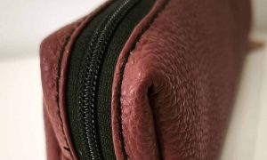 Trousse en cuir bordeaux Formation Maroquinier à Dijon