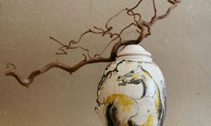 Vase de Wirginia pendant la formation décoration céramique dans le Pays Basque