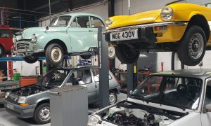 Voitures en suspension pendant la formation mécanique automobile vers Paris