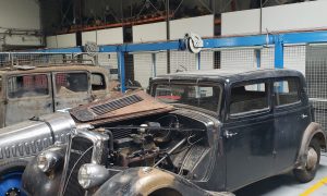 Voiture du début du siècle dernier pendant la formation mécanique automobile vers Paris