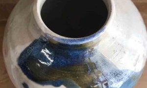 Vase en poterie pendant la formation céramique avec une céramiste à Biarritz