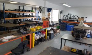 Etabli dans l'atelier pendant la formation mécanique automobile vers Paris