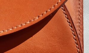 Pochette en cuir formation Maroquinier à Marseille