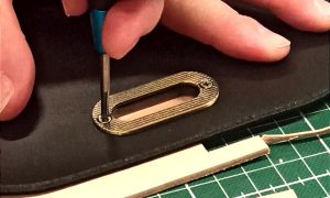 Finition d'un sac en cuir formation Maroquinier à Marseille