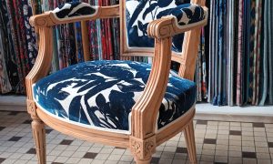 Fauteuil fleurs bleu foncé formation Tapissier d'ameublement en siège à Lyon dans le Rhône en région Auvergne-Rhône-Alpes