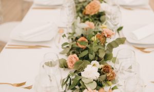 Chemin de table en fleurs possible de faire après la formation fleuriste en Nouvelle Aquitaine éligible au CPF, France Travail, OPCO ...