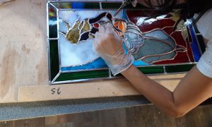 Soudure sur vitrail avec Slim pour la formation vitrailliste proche de Chartres