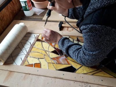 Pose vitrail avec le plomb Formation au vitrail Tiffany dans le Perche