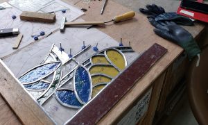 Vitrail en cours de création pendant la formation vitrailliste à Castres