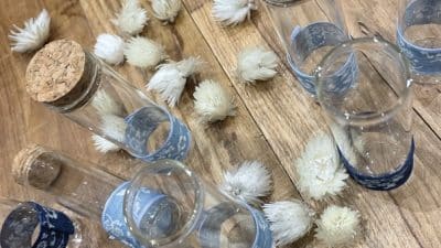 Compositions florales au cours de l'atelier de fleurs séchées à Paris en Ile-de-France