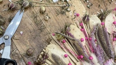 Créations florales au cours de l'atelier de fleurs séchées à Paris en Ile-de-France
